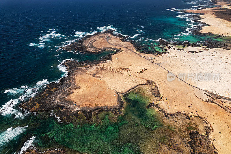 西班牙加那利群岛富埃尔特文图拉El Cotillo附近的沙漠景观鸟瞰图。